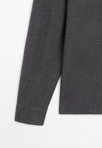 Grijs kledingstuk met lange mouwen en een gestructureerde stof. Heeft een rechte snit, geribde manchetten en zoom. Geen patronen of extra accenten zichtbaar.