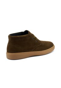 Stivale ankle in suede marrone con punta rotonda, lacci a due occhielli e suola in gomma beige. Presenta dettagli cuciti vicino alla suola. Texture liscia.