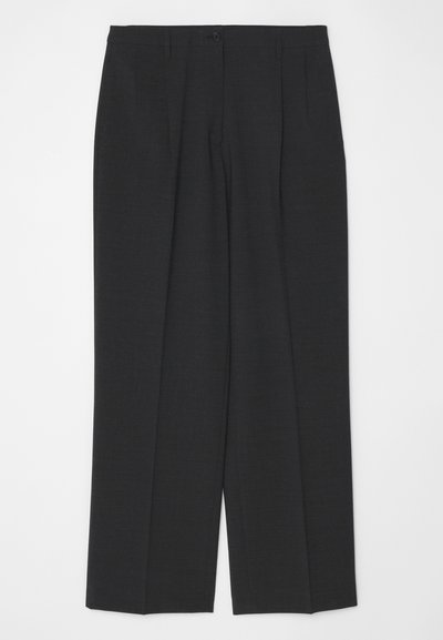 Pantaloni tailored grigi scuri con taglio dritto, caratterizzati da una chiusura con un singolo bottone e due pieghe frontali, texture liscia e senza decorazioni.