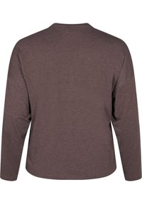 Haut à manches longues de couleur marron uni, avec une coupe décontractée, un col rond et une texture douce, idéal pour un usage décontracté.