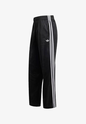 Zwarte sportbroek met drie verticale witte strepen, elastische tailleband en geborduurd logo op de bovenkant van het linkerbeen. Gladde, zachte stof.