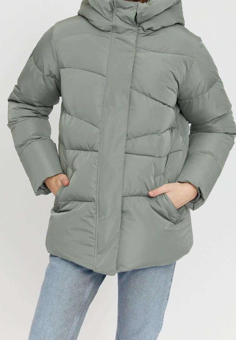 Lysgrøn oppustelig jakke med hætte, der har stikninger, to frontlommer og lynlåslukning foran. Glat, vandafvisende materiale.