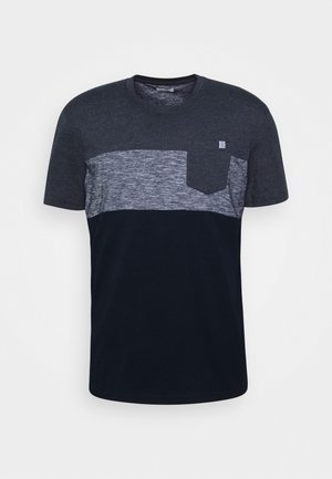 Kurzarm-T-Shirt in Marineblau und Grau mit horizontalen Streifen, inklusive einer Brusttasche, aus einem weichen, strukturierten Stoff.