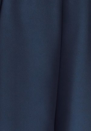 Tessuto blu navy con una finitura liscia e strutturata, caratterizzato da un leggero lucido. Il materiale sembra resistente e tessuto in modo fitto, senza motivi o accenti visibili.