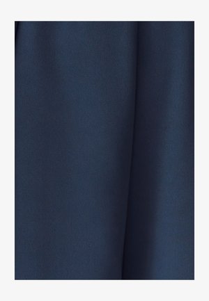 Tessuto blu navy con una finitura liscia e strutturata, caratterizzato da un leggero lucido. Il materiale sembra resistente e tessuto in modo fitto, senza motivi o accenti visibili.