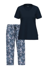 Laivastonsininen lyhythihainen paita, jossa on pyöreä pääntie, yhdistettynä sinisiin kukkakuosisempiin housuihin, joissa on joustava vyötärö ja nauhakuja.