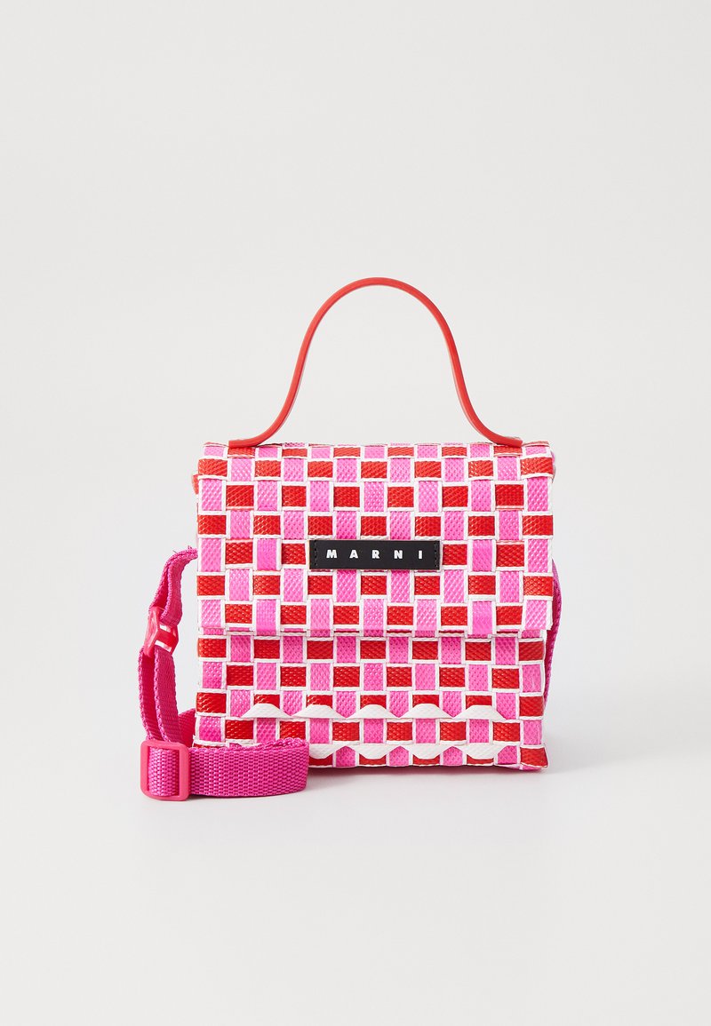 Borsa intrecciata in rosa e rosso con forma rettangolare. Presenta una maniglia superiore, una tracolla regolabile e una patch logo nera sul frontale.