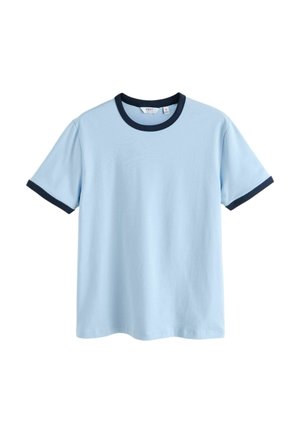 Világoskék rövid ujjú póló sötét tengerészkék gallérral és ujjvég szegéllyel, közepes méret, fehér háttéren lefektetve.