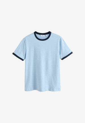 Világoskék rövid ujjú póló sötét tengerészkék gallérral és ujjvég szegéllyel, közepes méret, fehér háttéren lefektetve.