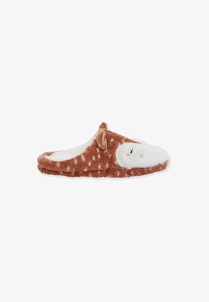 Zapatilla de felpa marrón y blanca con forma de ciervo dormido, con los ojos cerrados, orejas pequeñas y manchas blancas en el cuerpo.