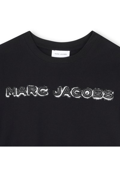 Svart bomull T-skjorte med et slitt grafisk logo "MARC JACOBS" over brystet. Klassisk rund halsdesign.