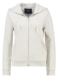 Sudadera con cremallera de color gris claro, hecha de un material suave, que cuenta con una capucha con cordones, dos bolsillos frontales y puños acanalados.