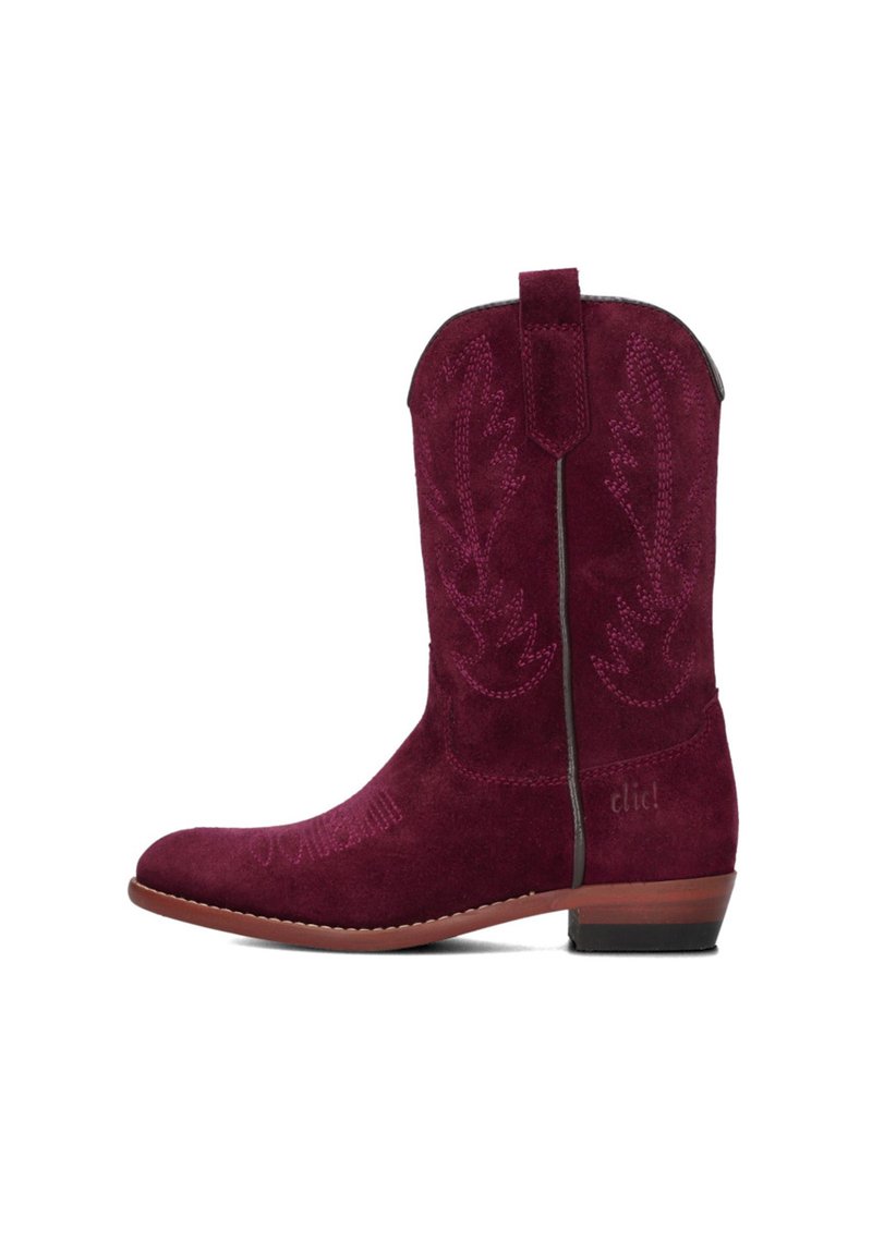 Bordeaux suède cowboylaars met bloemenborduursel, spitse neus, lage hak en trekband aan de achterkant. Textuur oppervlak en strakke lijnen.