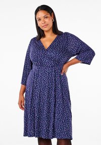Zizzi WICKEL MIT FLORALEM MUSTER UND 3/4-ÄRMELN - Džersejové šaty - evening blue ditsy