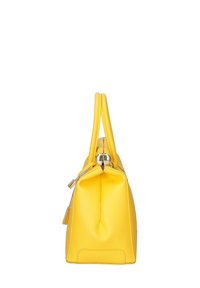 Borsa in pelle gialla con una forma strutturata, due manici lunghi, hardware in argento e chiusura a zip. Superficie testurizzata con dettagli minimi.