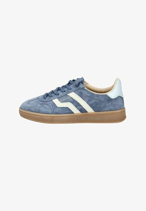 Sneaker in suede blu con suola beige, toppa bianca sul tallone, doppie strisce crema sui lati e lacci blu.