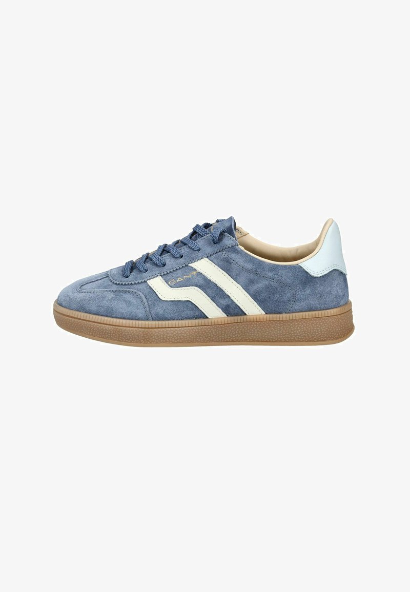 Baskets en daim bleu avec semelle beige, patch talon blanc, double rayures crème sur les côtés et lacets bleus.