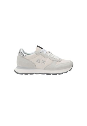 Hellgraue und beige Sneaker aus Wildleder und Mesh-Materialien, mit weißen Schnürsenkeln, einem metallischen Akzent an der Ferse und einer Gummisohle.