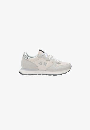 Sneaker gris clair et beige fabriquée en daim et en mesh, avec des lacets blancs, un accent métallique sur le talon et une semelle en caoutchouc.
