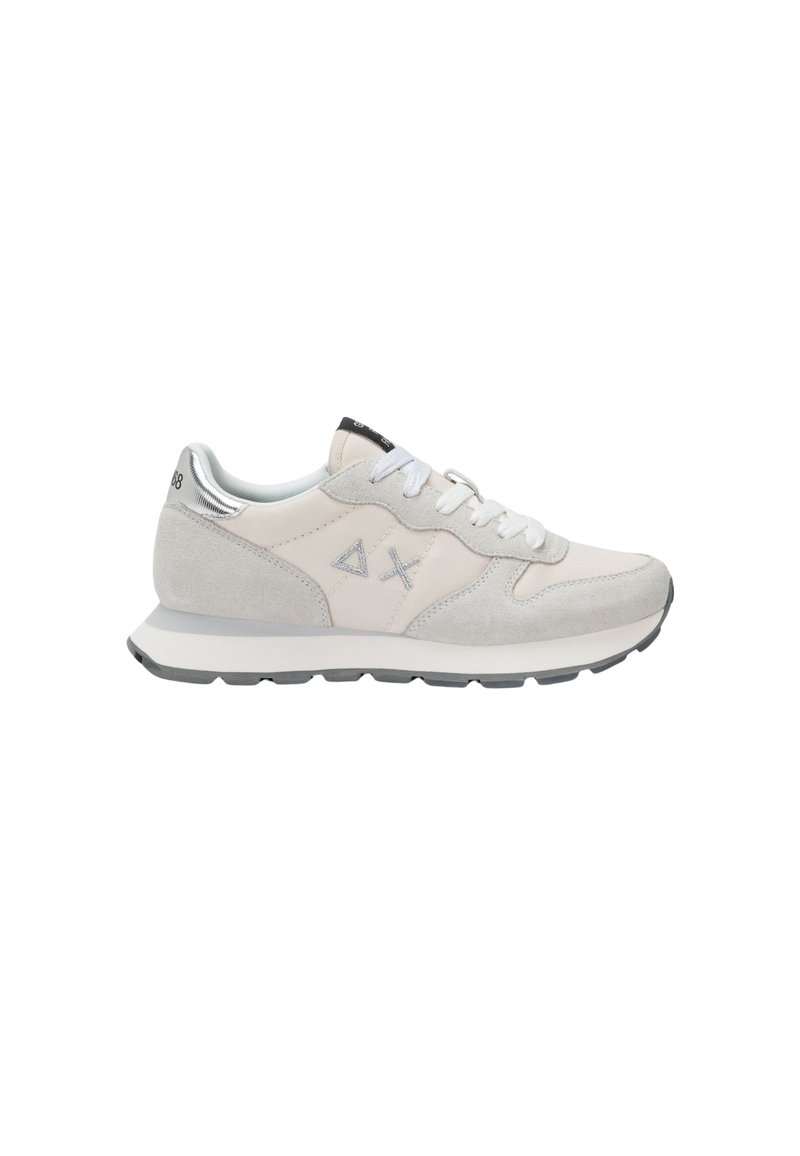 Sneaker gris clair et beige fabriquée en daim et en mesh, avec des lacets blancs, un accent métallique sur le talon et une semelle en caoutchouc.