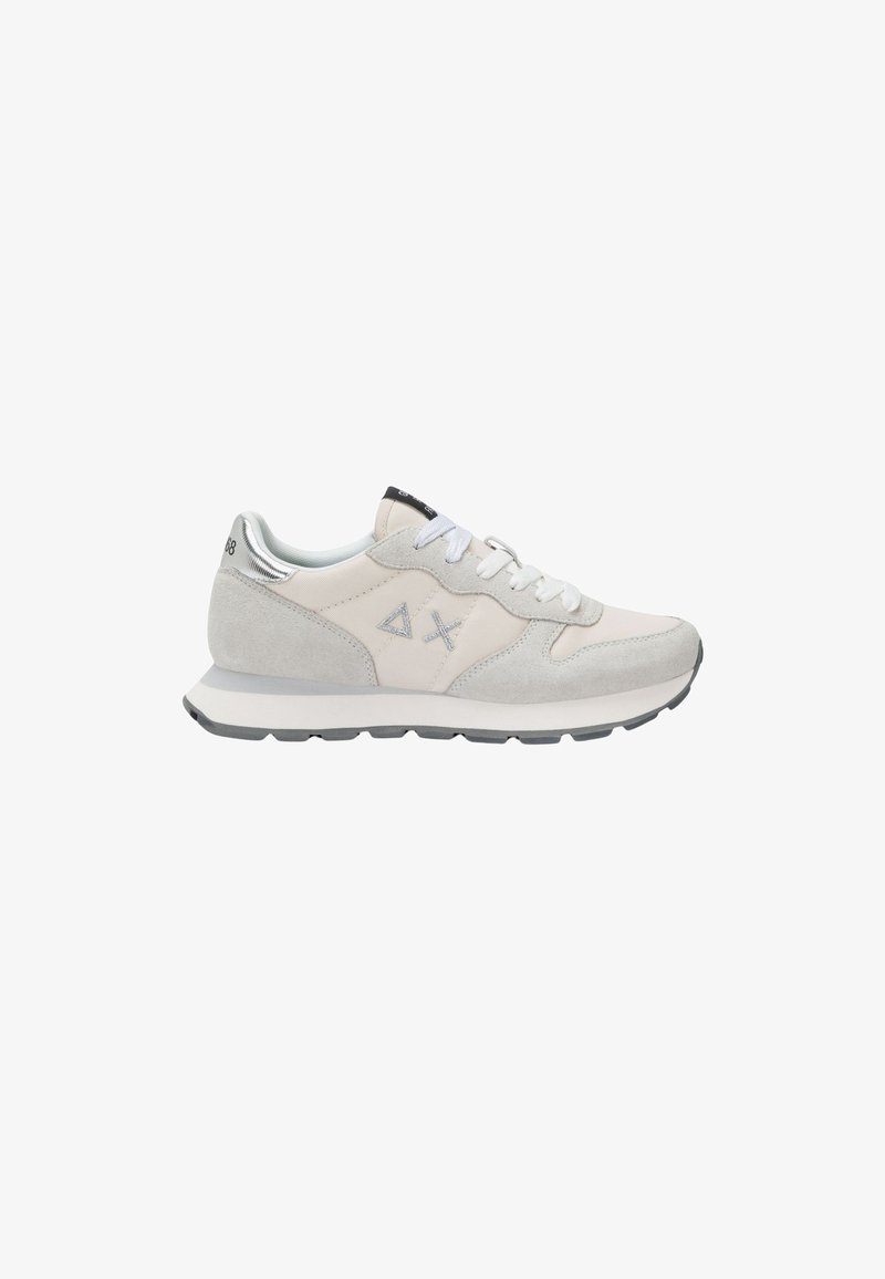 Hellgraue und beige Sneaker aus Wildleder und Mesh-Materialien, mit weißen Schnürsenkeln, einem metallischen Akzent an der Ferse und einer Gummisohle.