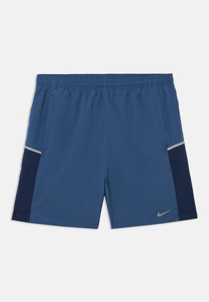 Pantaloni scurți atletici albaștri cu talie elastică, panouri laterale întunecate cu perforații, buzunare frontale și un mic logo reflectorizant Swoosh pe piciorul stâng.