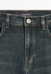 Ciemnoniebieskie dżinsy z denimu z guzikami z przodu i szlufkami na pasek, z etykietą Massimo Dutti oraz detalami przeszyć.