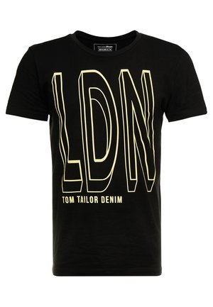 Sort T-shirt med korte ærmer med store gule omridsbogstaver "LDN" og mindre tekst "TOM TAILOR DENIM" under designet.