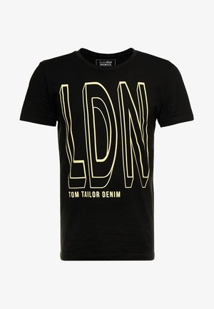 Czarny T-shirt z krótkim rękawem z dużymi żółtymi literami "LDN" obrysowanymi oraz mniejszym napisem "TOM TAILOR DENIM" poniżej wzoru.
