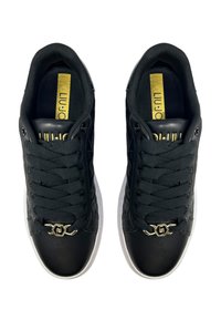 Sneaker nere con una parte superiore testurizzata, punta rotonda e suola bianca. Presentano dettagli con logo dorato e lacci neri. Materiali lisci e con pattern.