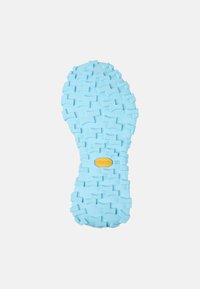 Suola di sneaker in gomma blu chiaro con battistrada testurizzato e modelli a zigzag; marchiata con il logo giallo "Vibram" e taglia "38."