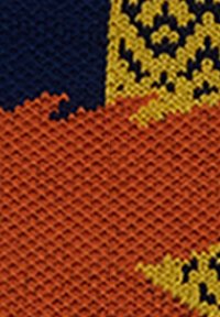 Stricktextil mit ineinandergreifenden Mustern in Orange, Marineblau und Gelb, mit einer strukturierten, erhabenen Oberfläche und geometrischen Designelementen.