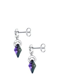 Boucles d'oreilles en argent contenant des pendentifs en cristal violet et turquoise avec une forme géométrique de diamant, suspendus à un anneau circulaire.