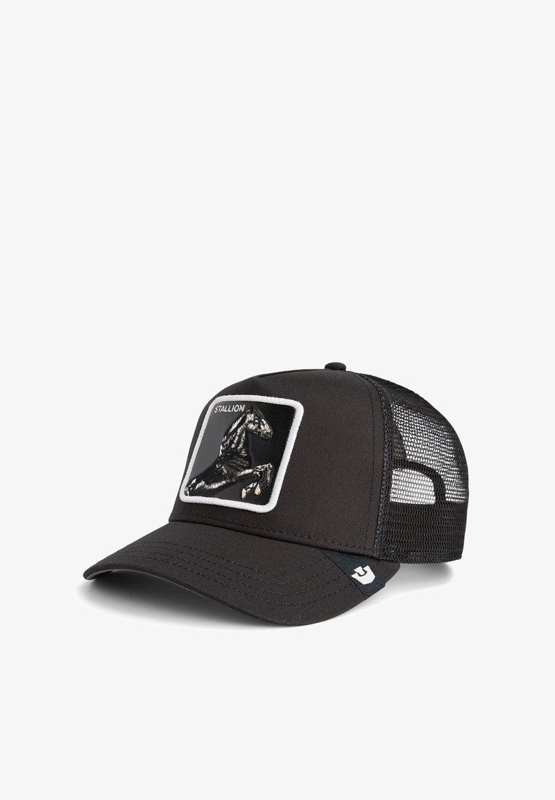 Casquette de camionneur noire avec dos en mesh, ornée d'un patch rectangulaire noir et blanc d'un cheval, en tissu texturé et avec une visière courbée.