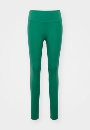 Zöld, testhezálló leggings, széles, bordás derékkal. Simma anyagból készült, látható minták vagy díszítések nélkül. Teljes hosszúságú fedettség.