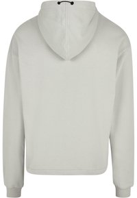 Sudadera con capucha de color gris claro, material de algodón, corte relajado, bolsillo tipo canguro, puños y dobladillo acanalados, con cordón en la capucha.