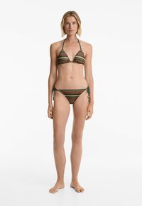 Set di bikini con top a triangolo e slip con laccetti laterali, caratterizzato da un motivo a strisce multicolori nei colori verde, giallo e nero.