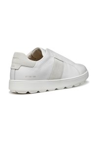 Sneaker in pelle bianca con finitura testurizzata, caratterizzato da un accento in suede liscio, marchio sul retro in oro e suola bianca flessibile.