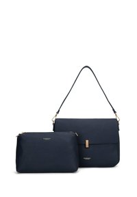Set di borse in pelle blu navy che include una borsa più grande con chiusura a patta e una pochette con zip staccabile, impreziosita da dettagli in metallo dorato.