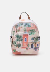 Piccola backpack in tessuto con stampa paesaggistica del deserto che presenta cactus, palme, edifici in stile adobe e un sole su sfondo bianco.