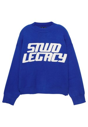 Blauer Strickpullover mit einem weißen "STUD LEGACY" Schriftzug auf der Vorderseite. Er hat einen Rundhalsausschnitt und gerippte Bündchen an Ärmeln und Saum.