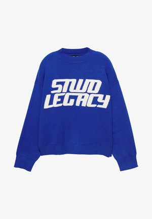 Pulover albastru tricotat, cu un imprimeu alb „STUD LEGACY” pe partea din față. Are decolteu rotund și manșete cu dungi la mâneci și tiv.