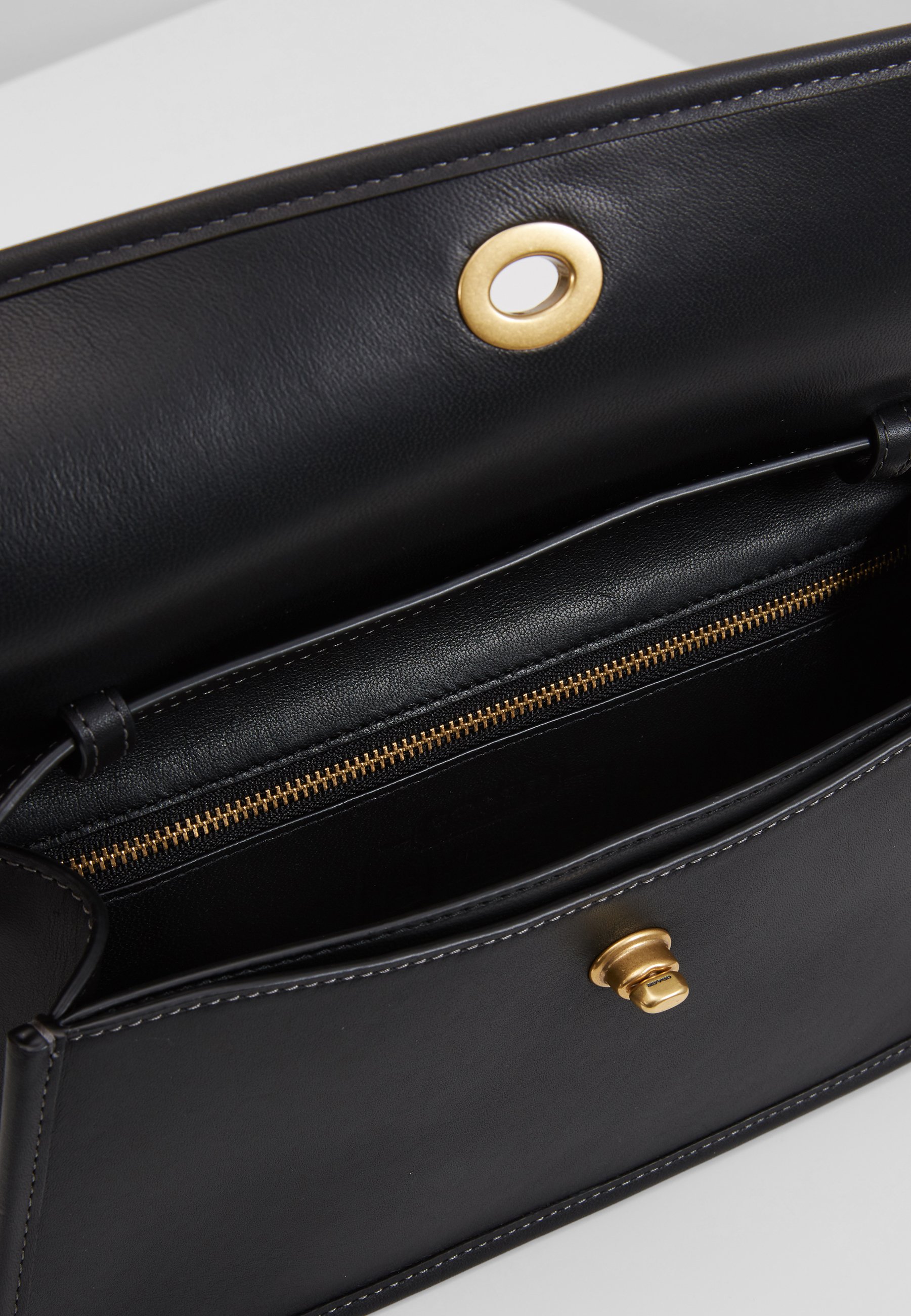 Coach RUNWAY ORIGINALS GLOVETAN TURNLOCK CLUTCH Håndveske Coach RUNWAY ORIGINALS GLOVETAN TURNLOCK CLUTCH Håndveske