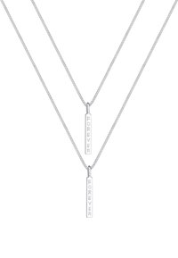 Sølvringe med to lodrette vedhæng indgraveret med "FOREVER", udstyret med tynde, sammenflettede kæder og et minimalistisk design.