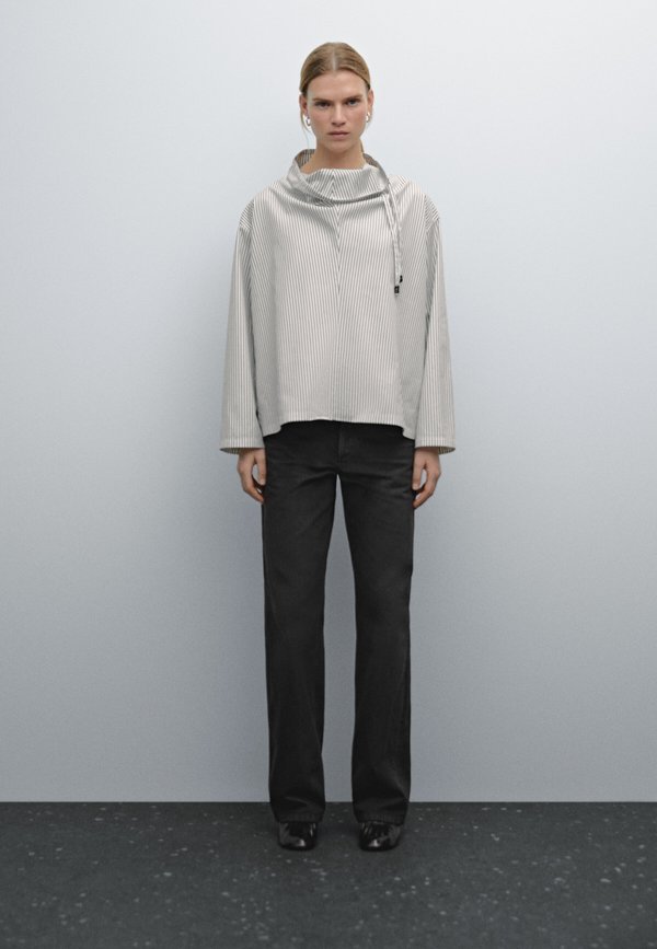 WITH DRAWSTRING COLLAR AND APPLIQUÉ - Blouse2