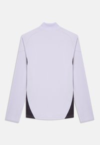 Svijetlo ljubičasta košulja dugih rukava s visokim ovratnikom, ukrašena crnim bočnim detaljima i glatkom teksturom. Bešavni dizajn s zaobljenim rubovima.