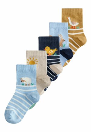 Öt színes gyerekzokni paraszti állat- és természetmotívumokkal, többek között juh, nap, csibe, nyúl és liba mintákkal, sorban elrendezve.