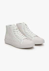 Białe sneakersy typu high-top z delikatnym wzorem geometrycznym, z białymi sznurówkami, kontrastującymi przeszyciami i teksturowanymi podeszwami gumowymi.