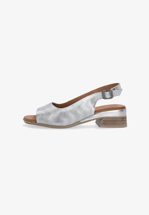 Sølv slingback sko med perforeret overdel, åben tå og lav stablet hæl. Har en justerbar spænde og glat tan indersål.