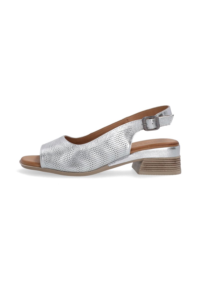 Zilveren slingback schoen met geperforeerde bovenkant, open teen en een lage gestapelde hak. Beschikt over een verstelbare gesp en een gladde tan binnenzool.